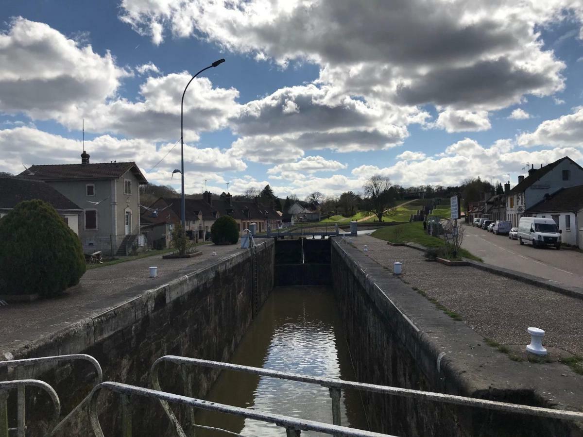 Les Lodges Du Canal Vue Sur Le Canal Rogny Exterior foto